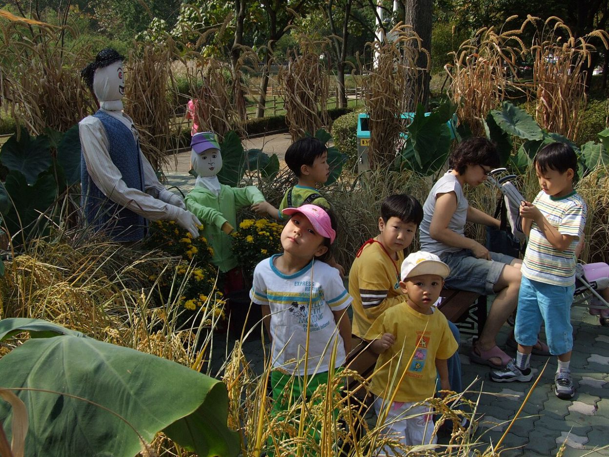 Children and families exploring Seoul Children’s Grand Park